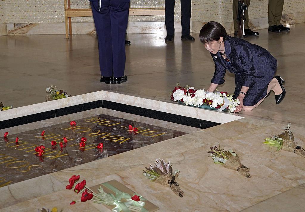 Japanese Prime Minister Sanae Takaichi kneels down and lays flowers at Australian War Memorial in Canberra, Australia, May 4, 2026. /CFP 