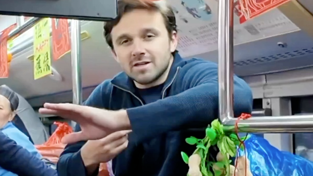 Farmers' Produce Bus in China impresses American influencer