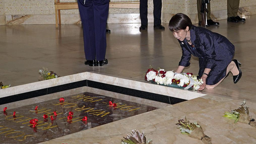Photo shows Japanese Prime Minister Sanae Takaichi kneeling in front of the Tomb of the Unknown Australian Soldier to lay flowers at the Australian War Memorial in Canberra, Australia, May 4, 2026. /VCG