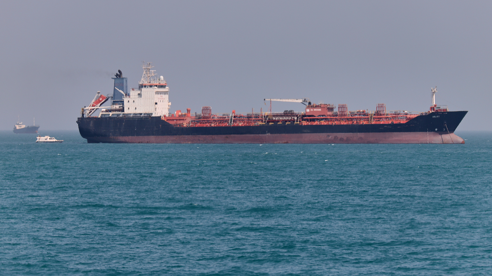 An oil tanker sits at anchor in the Strait of Hormuz off Bandar Abbas, Iran, May 2, 2026. /VCG
