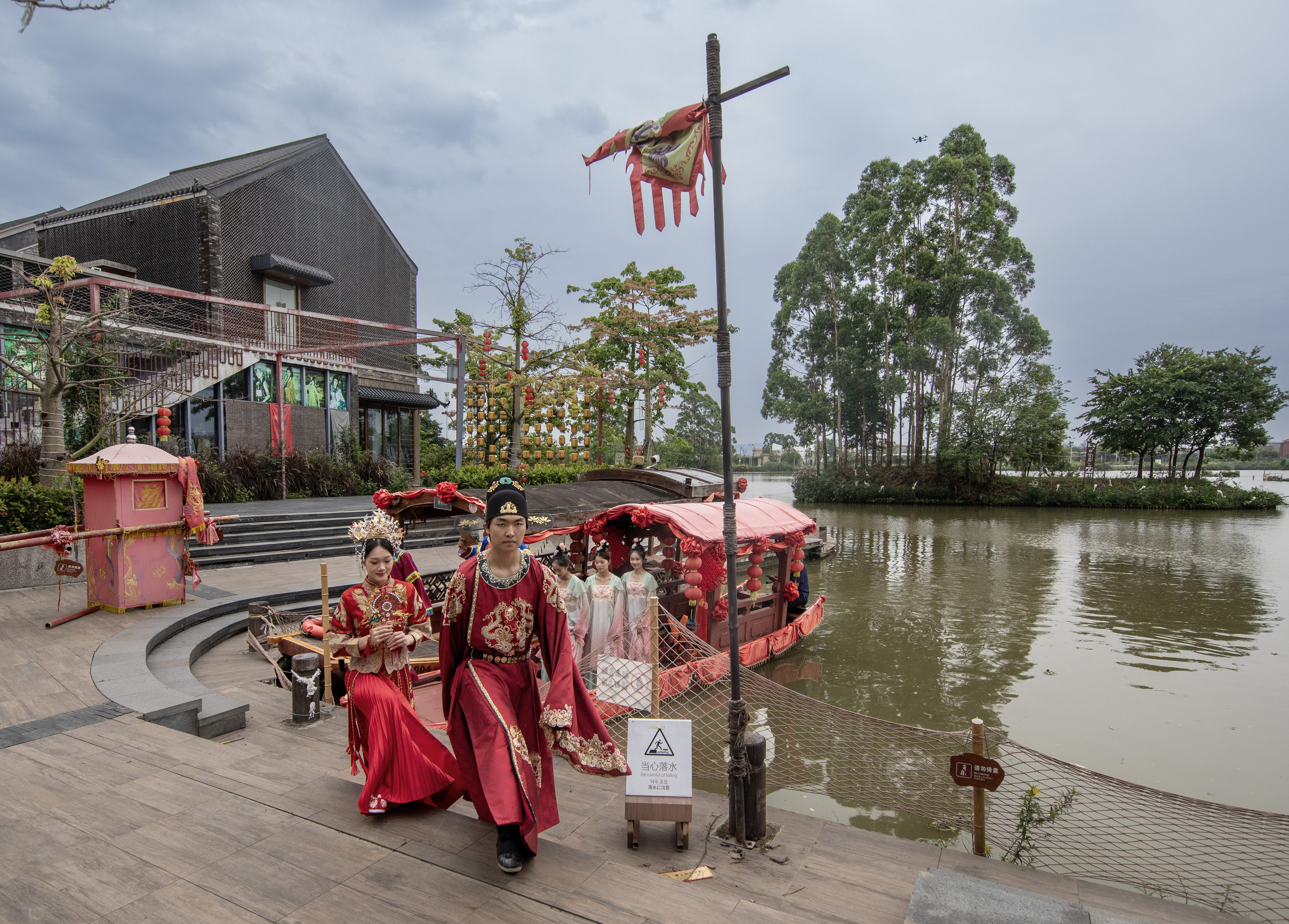 A water wedding performance is seen at Gulao Water Town in Heshan City, south China's Guangdong Province on May 4, 2026. /IC