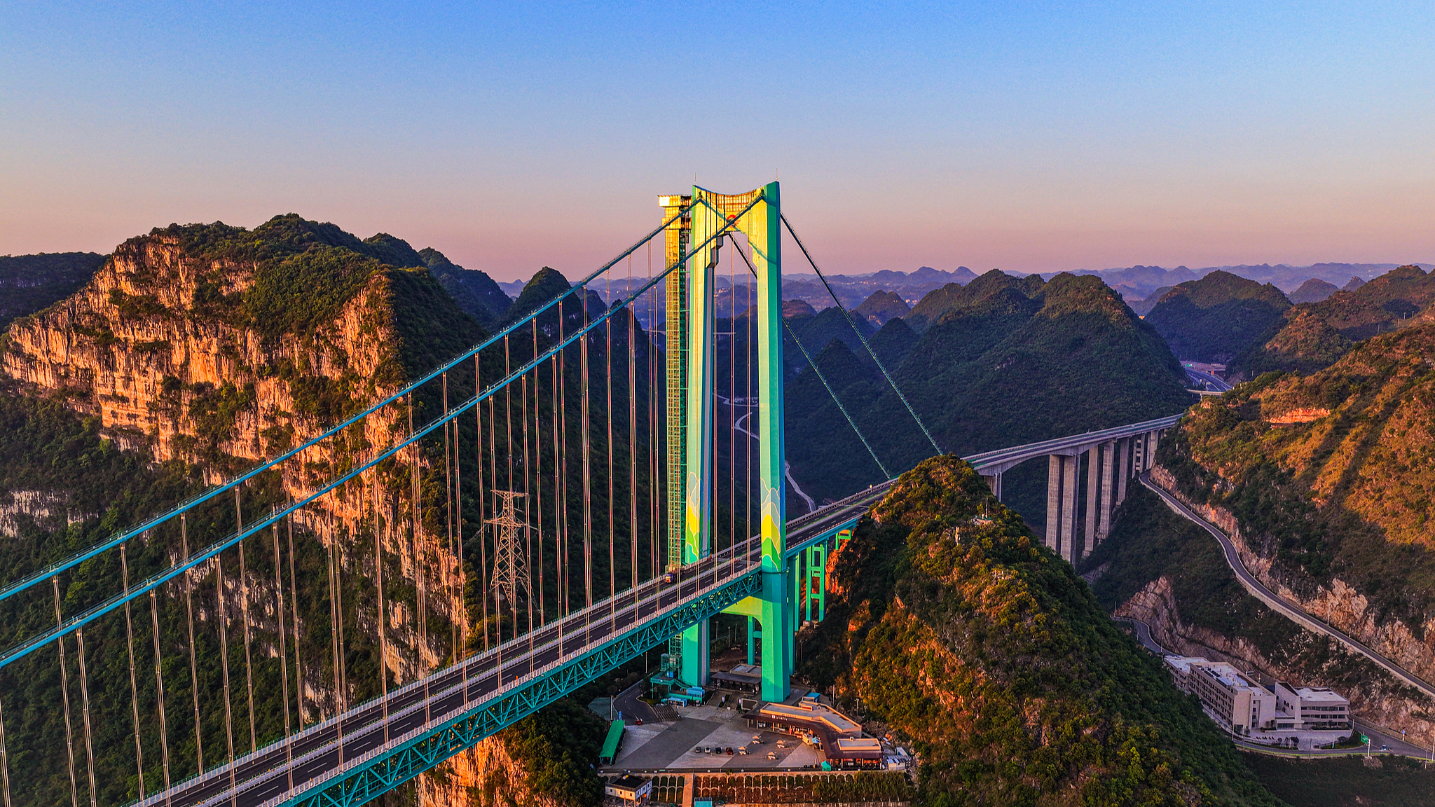 World's tallest bridge bathed in Guizhou's morning glow 