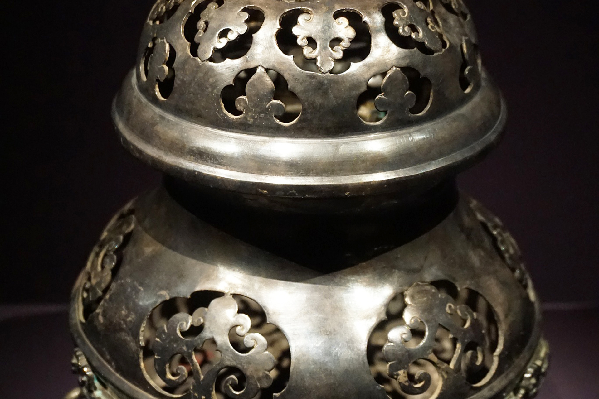 An auspicious-smelling incense burner