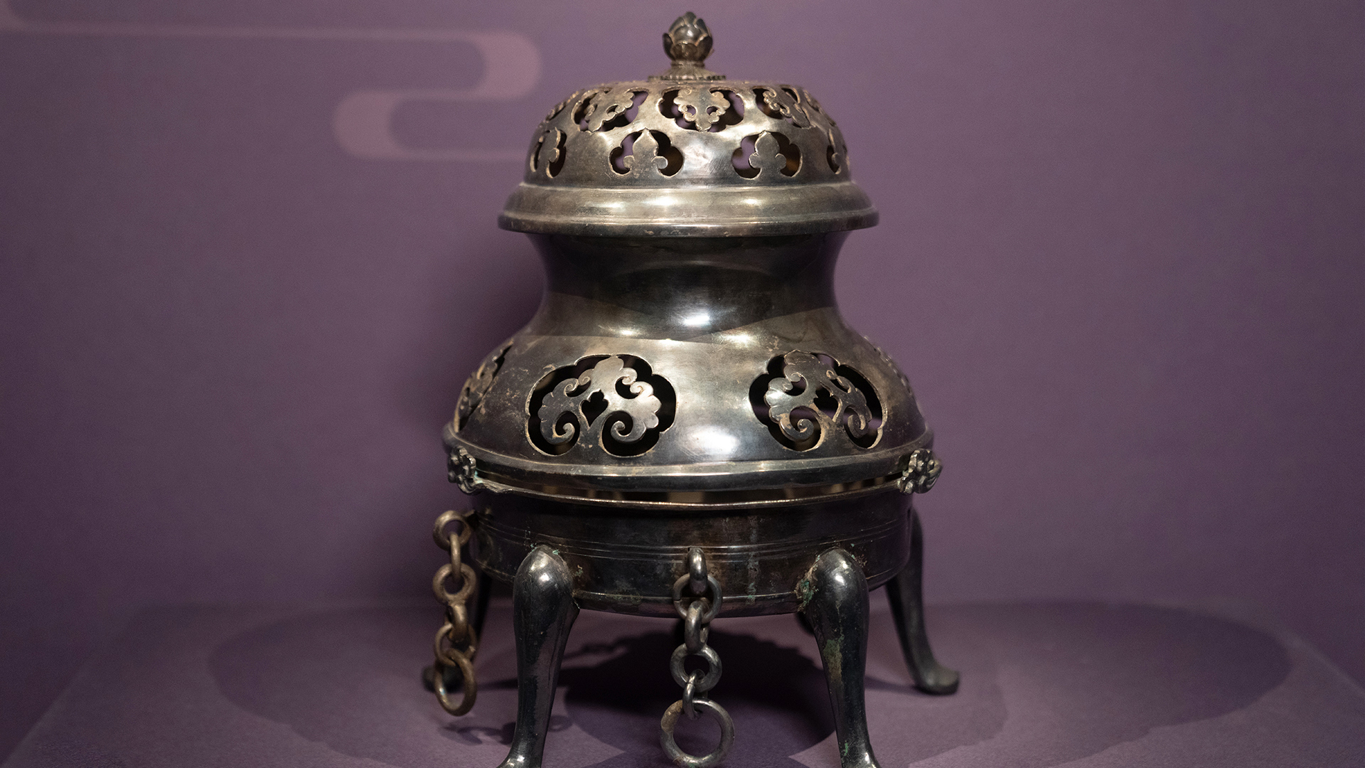 An auspicious-smelling incense burner