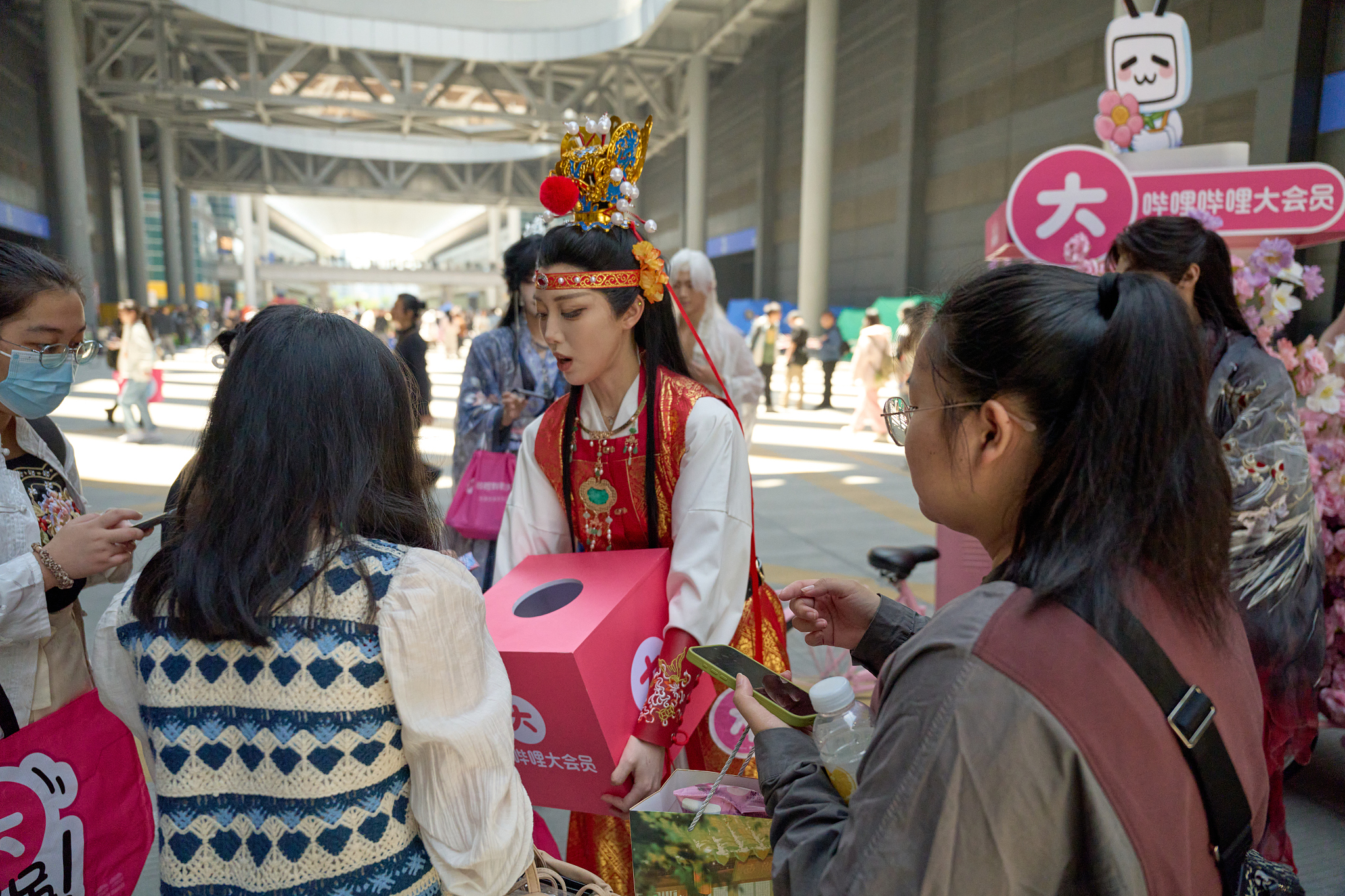 Staff members invite visitors to participate in lucky draws during the CP32, May 1, 2026. /VCG