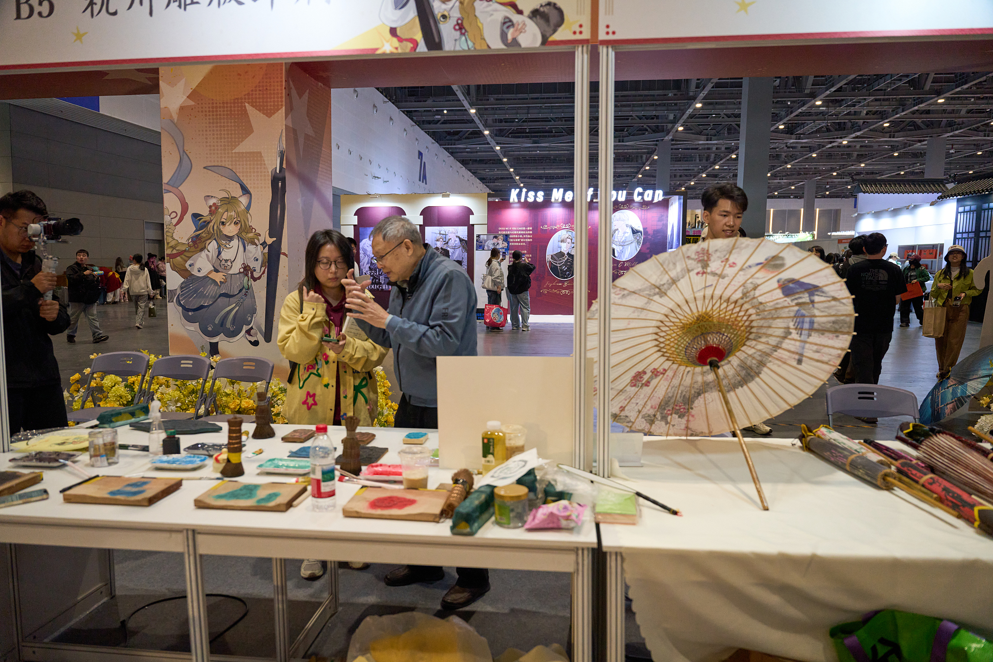 Visitors participate the intangible cultural heritage section during the CP32. /VCG
