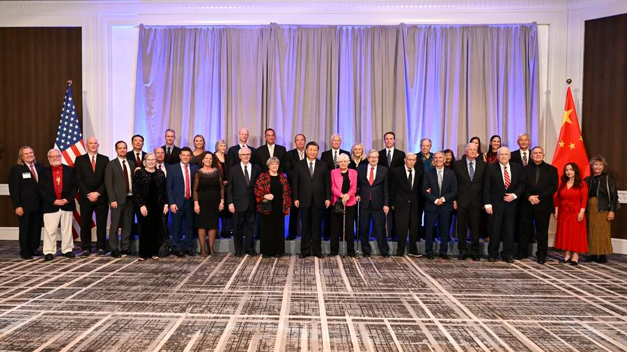 Chinese President Xi Jinping poses for a group photo with representatives of US friendly personages as well as friends from Iowa, in San Francisco, US, November 15, 2023. /Xinhua