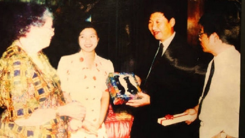 Xi Jinping, then secretary of the Communist Party of China Fuzhou Municipal Committee, meets with Elizabeth Gardner in southeast China's Fujian Province, in August, 1992. /CMG