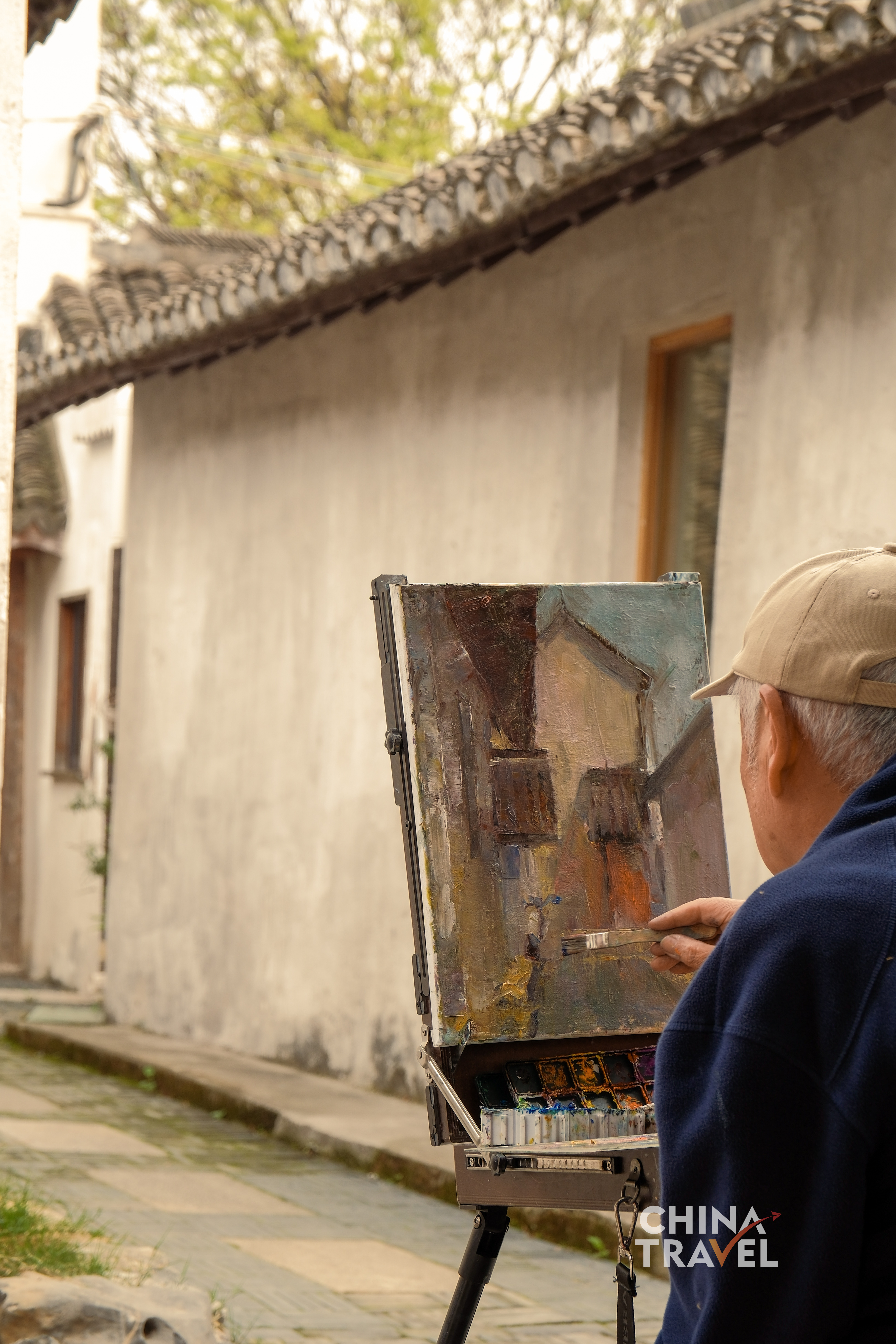 A painter captured weathered walls and tiled roofs, translating the old neighborhood into color and brushstrokes. /CGTN