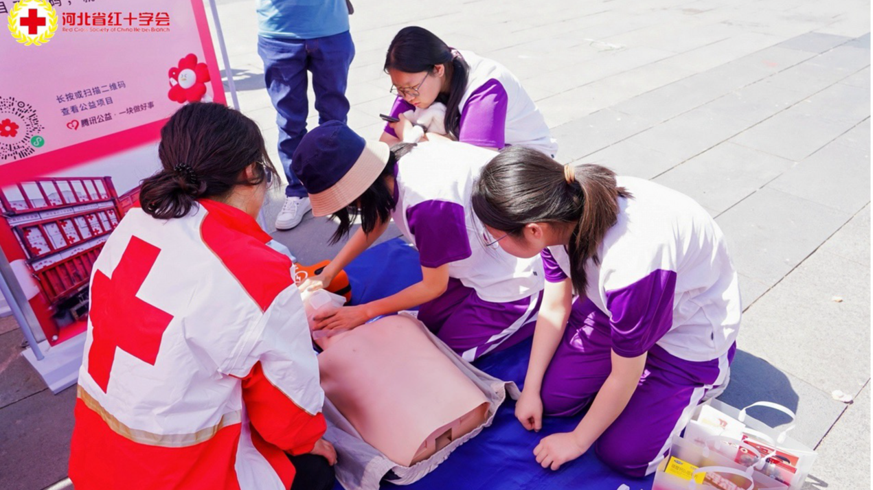 A first-aid training session organized by the Red Cross Society of China (Hebei Branch). /Red Cross Society of China Hebei Branch)