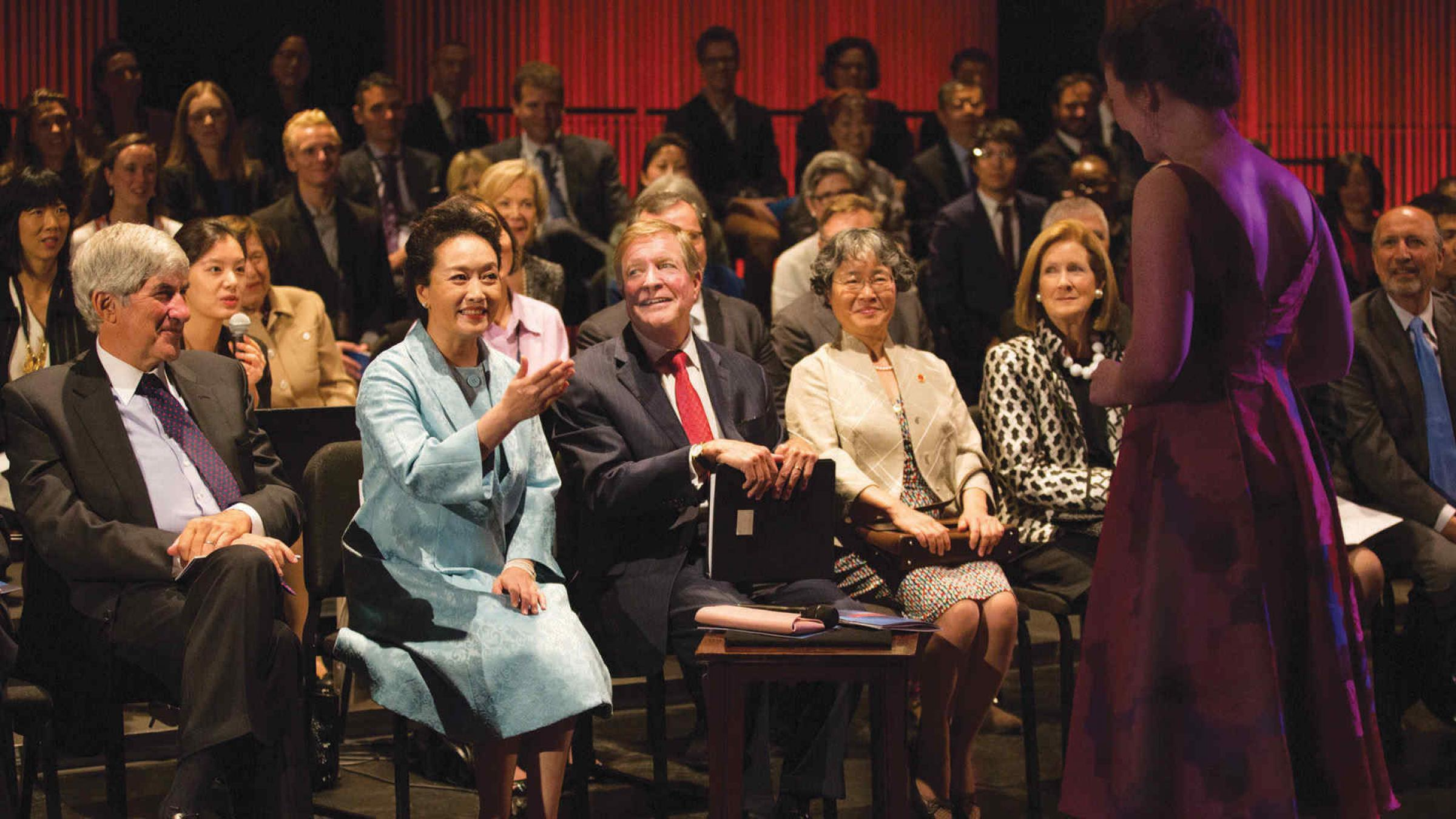 Peng Liyuan, wife of Chinese President Xi Jinping, offers tips to Juilliard music student in New York, US on September 28, 2015. /Tianjin Juilliard School official website
