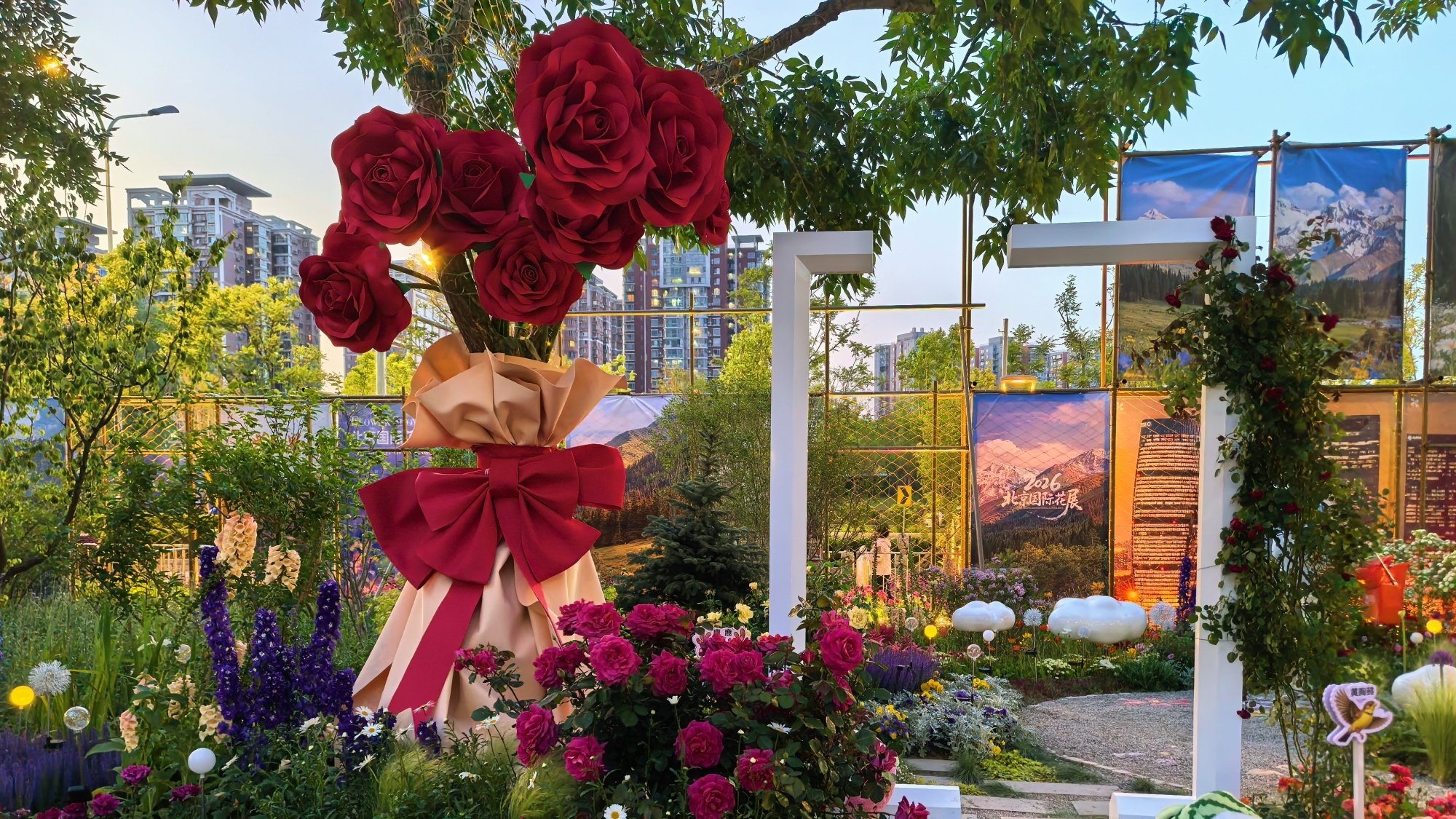Beijing's first street flower show: Flowers meet the city