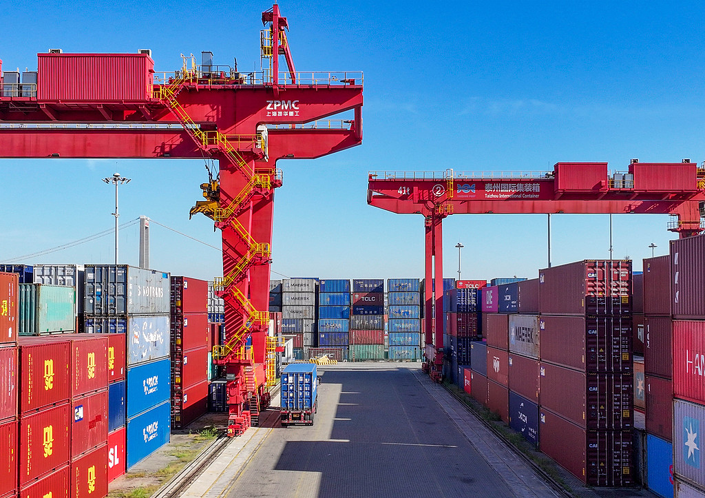 Containers shifted at the international container yard of Taizhou Port, Jiangsu Province, May 9, 2026. /VCG