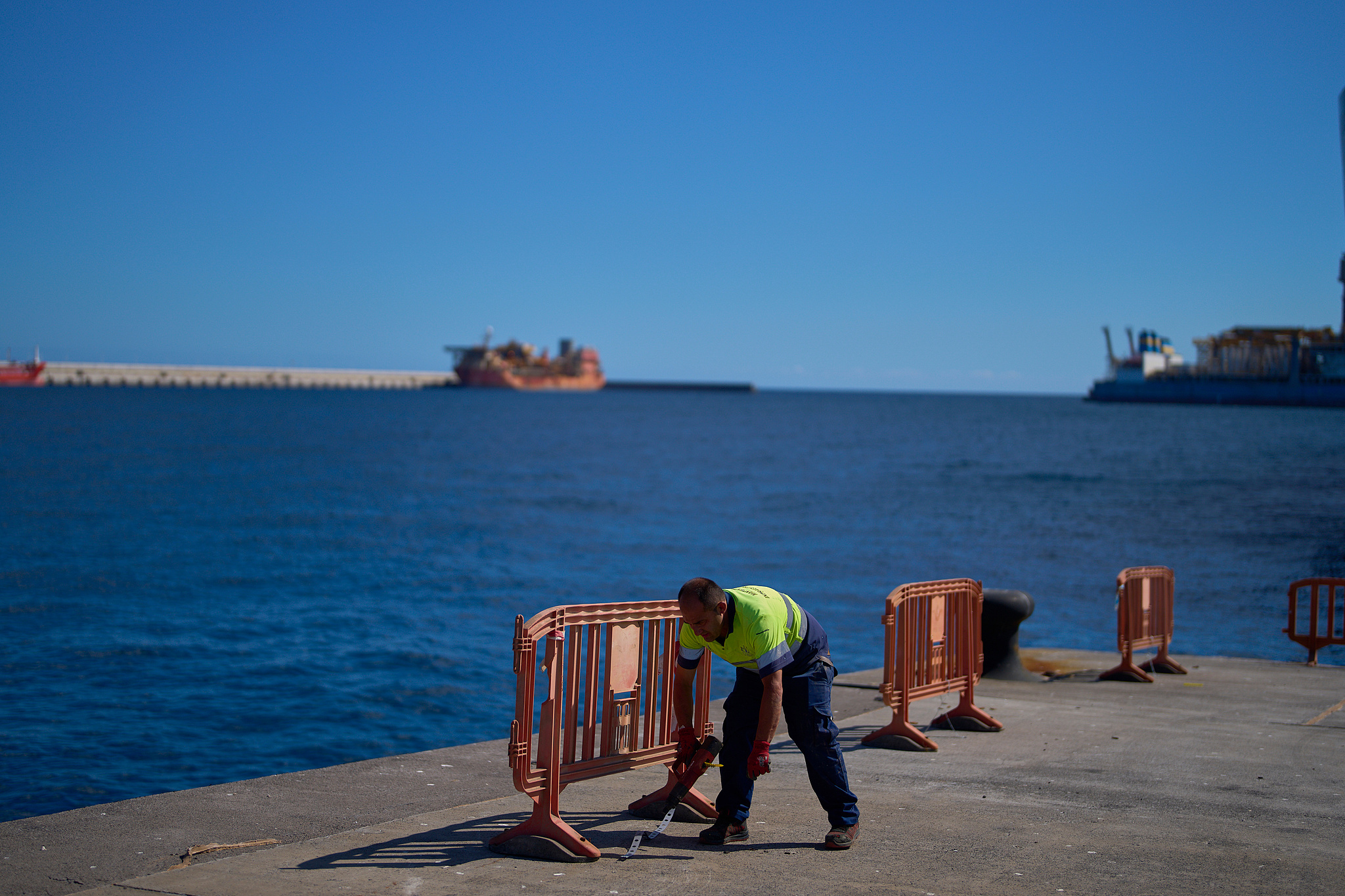 A worker prepares the area where passengers from the MV Hondius cruise ship are expected to arrive in Tenerife, Canary Islands, Spain, May 8, 2026. /VCG