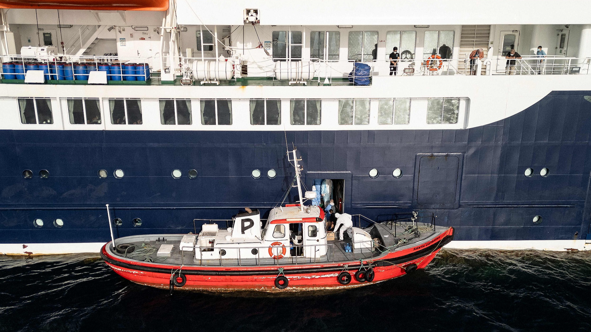 Health personnel board the cruise ship MV Hondius, Cape Verde, May 6, 2026. /VCG