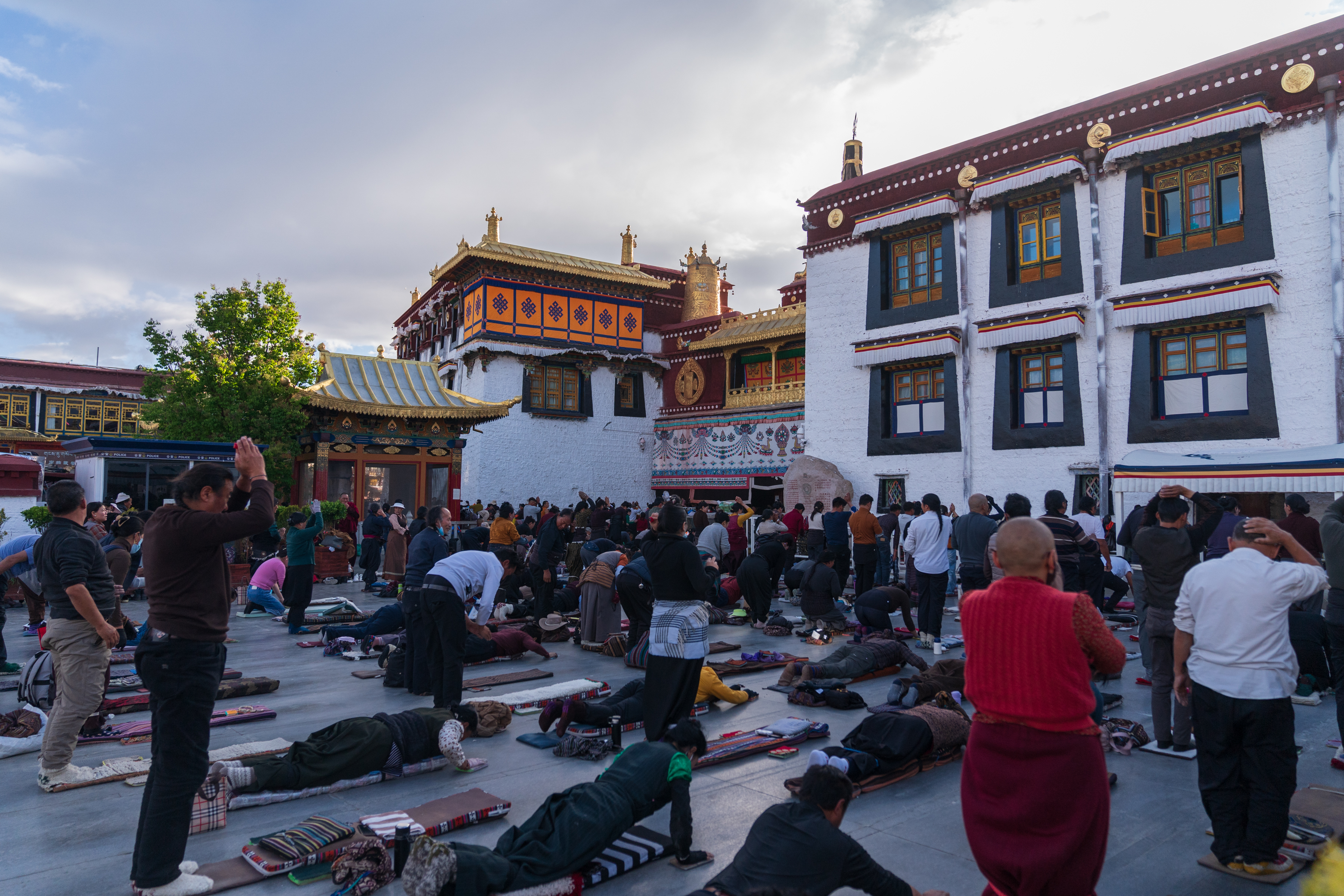 Xizang Snapshots: Step into the heartbeat of Barkhor Street in Lhasa