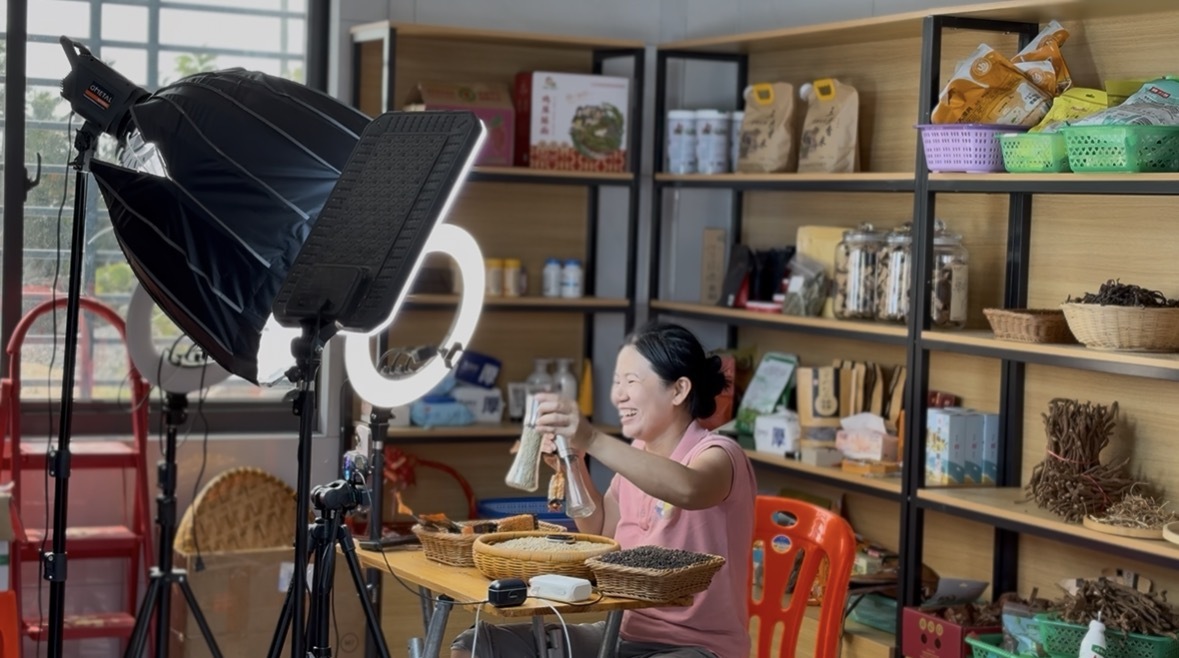 Jiang Bizhen promotes Hainan's local specialties through live-stream e-commerce. /CMG