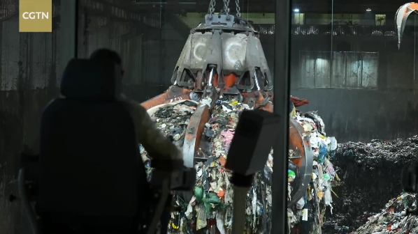 Staff at the Longgang Energy Eco-Park grab tonnes of waste for incineration in Shenzhen, Guangdong Province. /CGTN