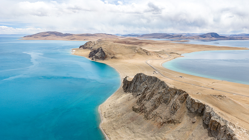 A cliff along National Highway 317, Nagqu City, Xizang Autonomous Region, April 5, 2026. /VCG