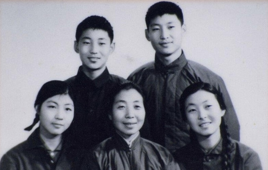 Xi Jinping with his mother and siblings. /CMG