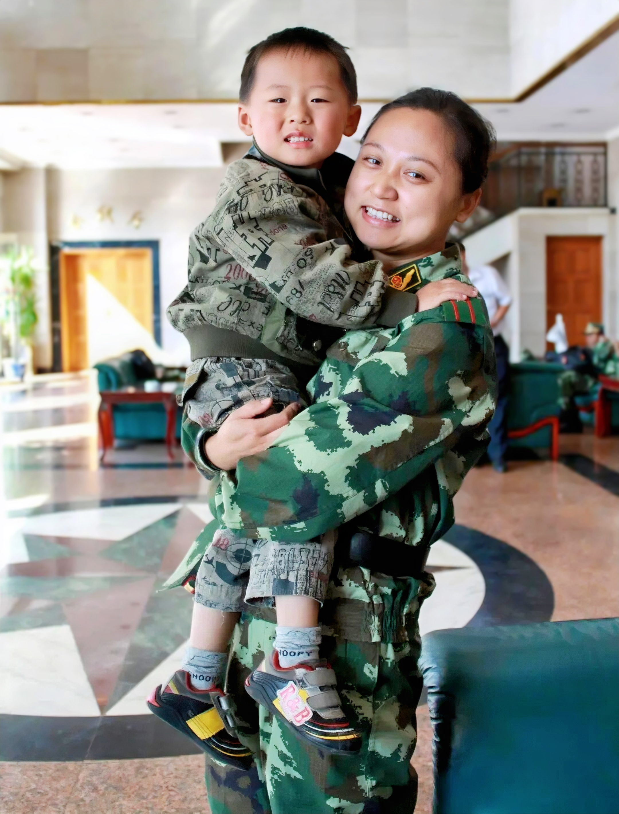 Photo of He Zhihong and her son. /CMG 