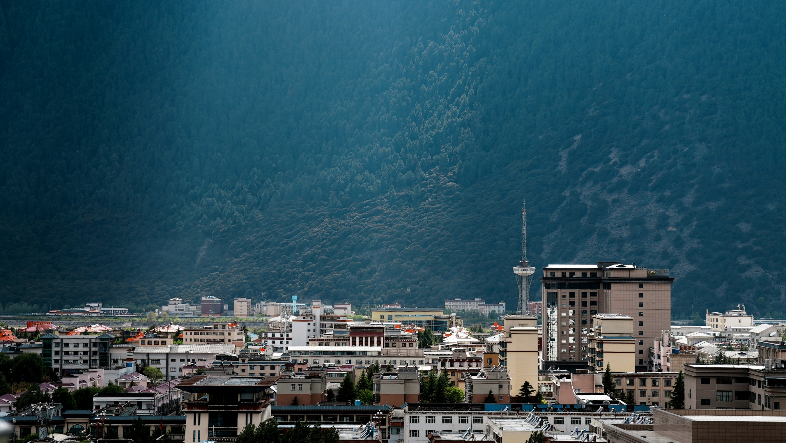 City view of Nyingchi near Yarlung Zangbo River in southwest China's Xizang Autonomous Region. /CGTN