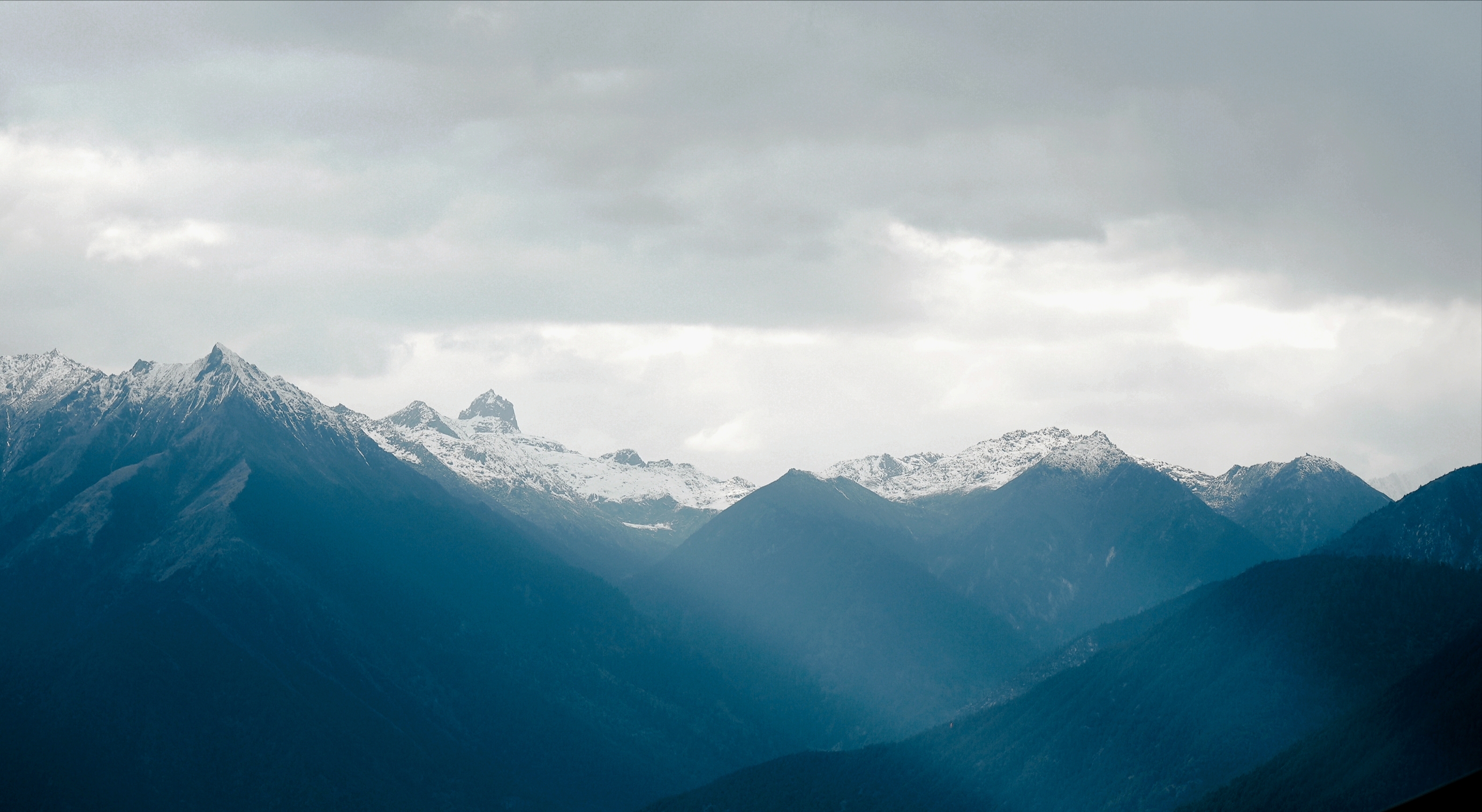 Mountain view of Nyingchi near Mount Namjagbarwa in southwest China's Xizang Autonomous Region. /Yang Ziyi