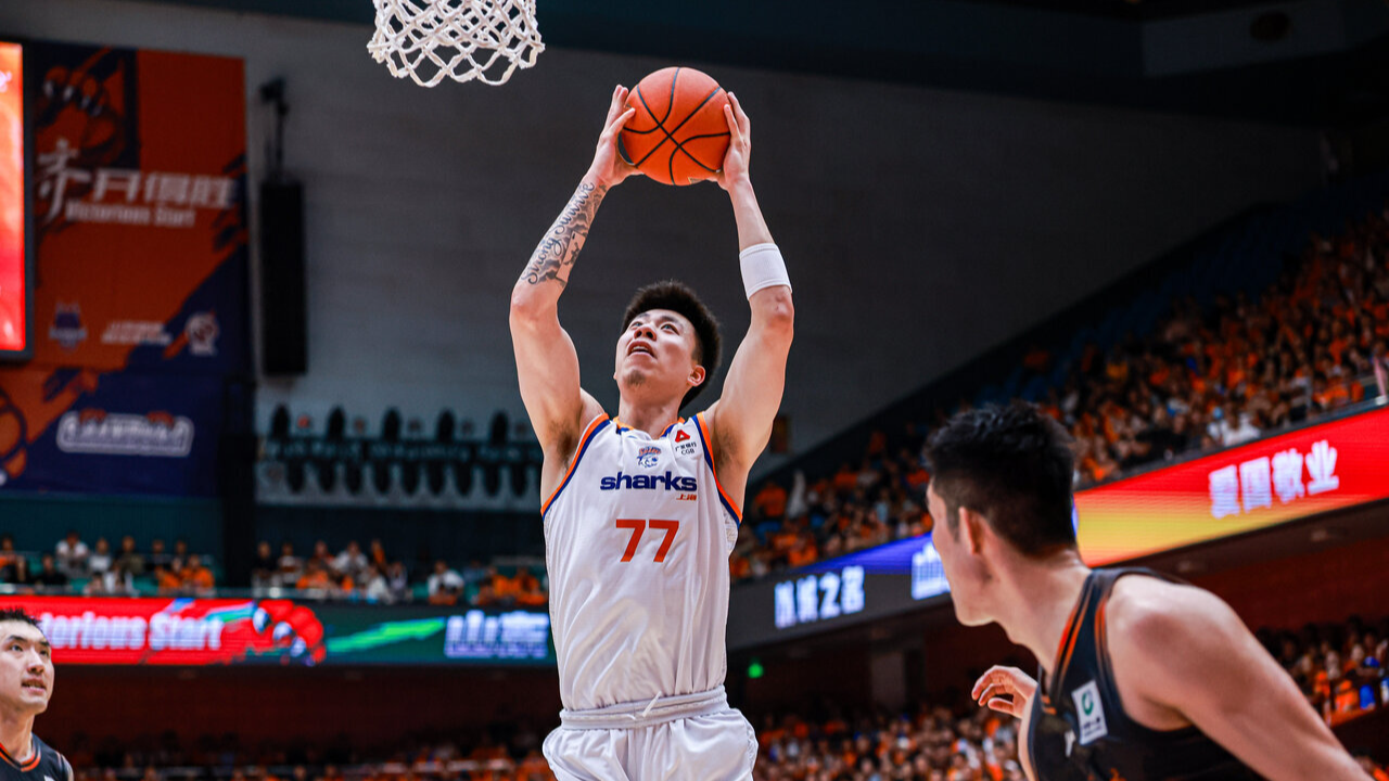 Zhang Zhenlin (#77) of the Shanghai Sharks drives to the rim in Game 2 of the CBA playoff quarterfinals against the Shandong Kylins in Jinan, east China's Shandong Province, May 9, 2026. /Shanghai Sharks