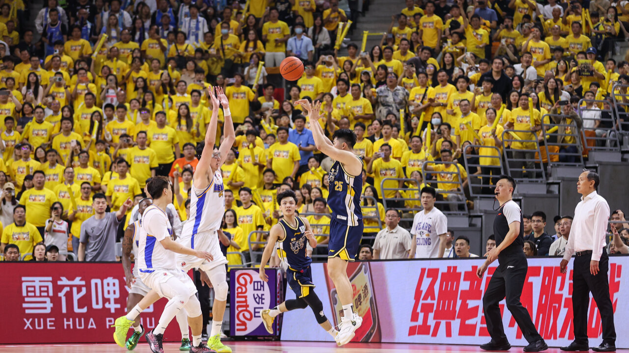 Zhang Haojia (#25) of the Guangdong Southern Tigers shoots in Game 2 of the CBA playoff quarterfinals against the Beijing Ducks in Dongguan, south China's Guangdong Province, May 9, 2026. /Guangdong Southern Tigers