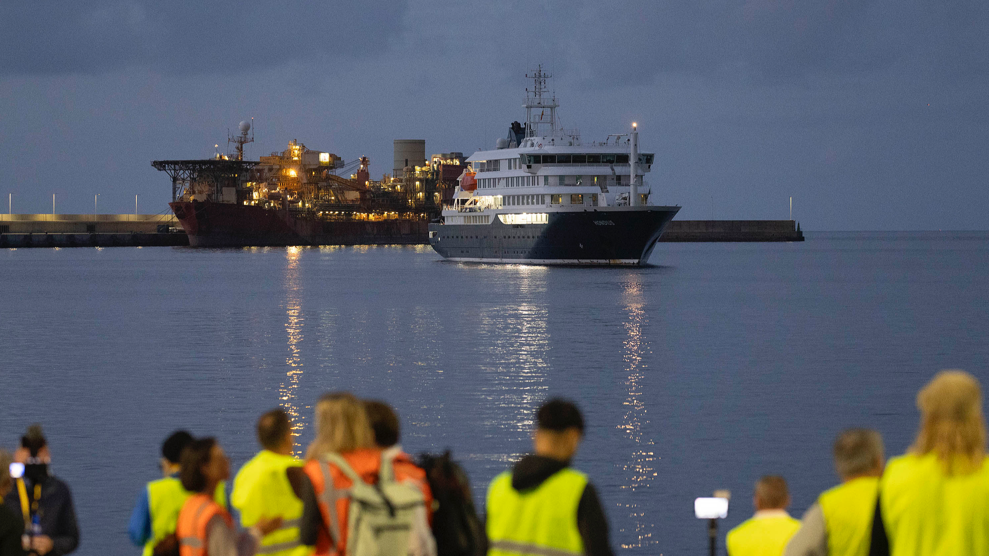 The cruise ship MV Hondius arrives at the Port of Granadilla de Abona after being affected by a hantavirus outbreak, in Tenerife, Spain, May 10, 2026. /VCG