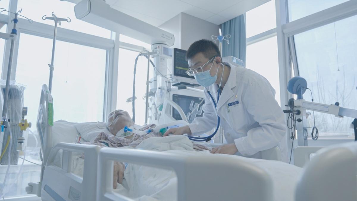 Zhi Deyuan treats a critically ill patient. /Capital Medical University 