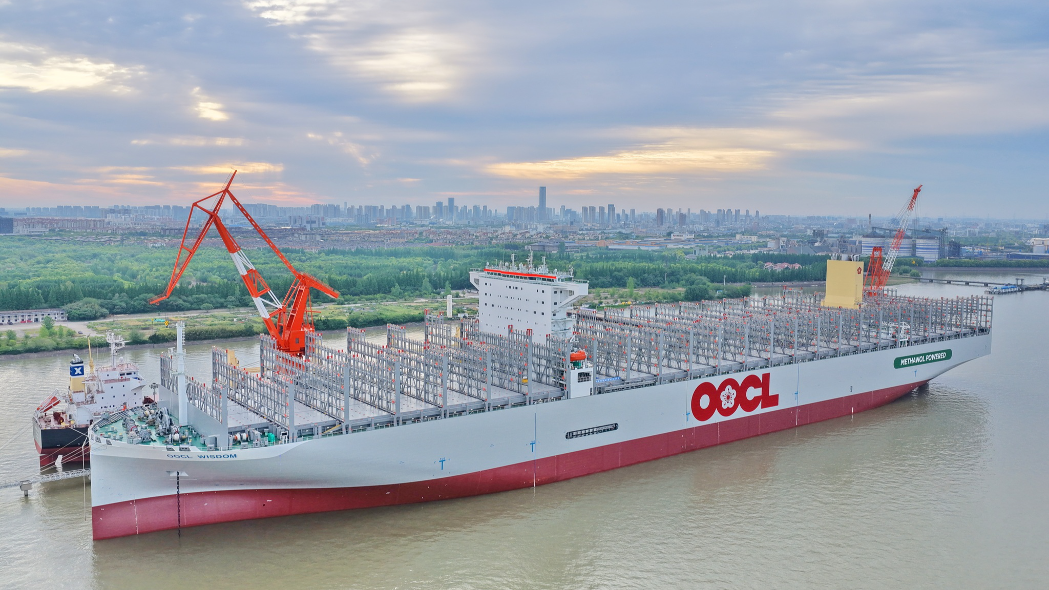 Time-lapse: Building a giant ship