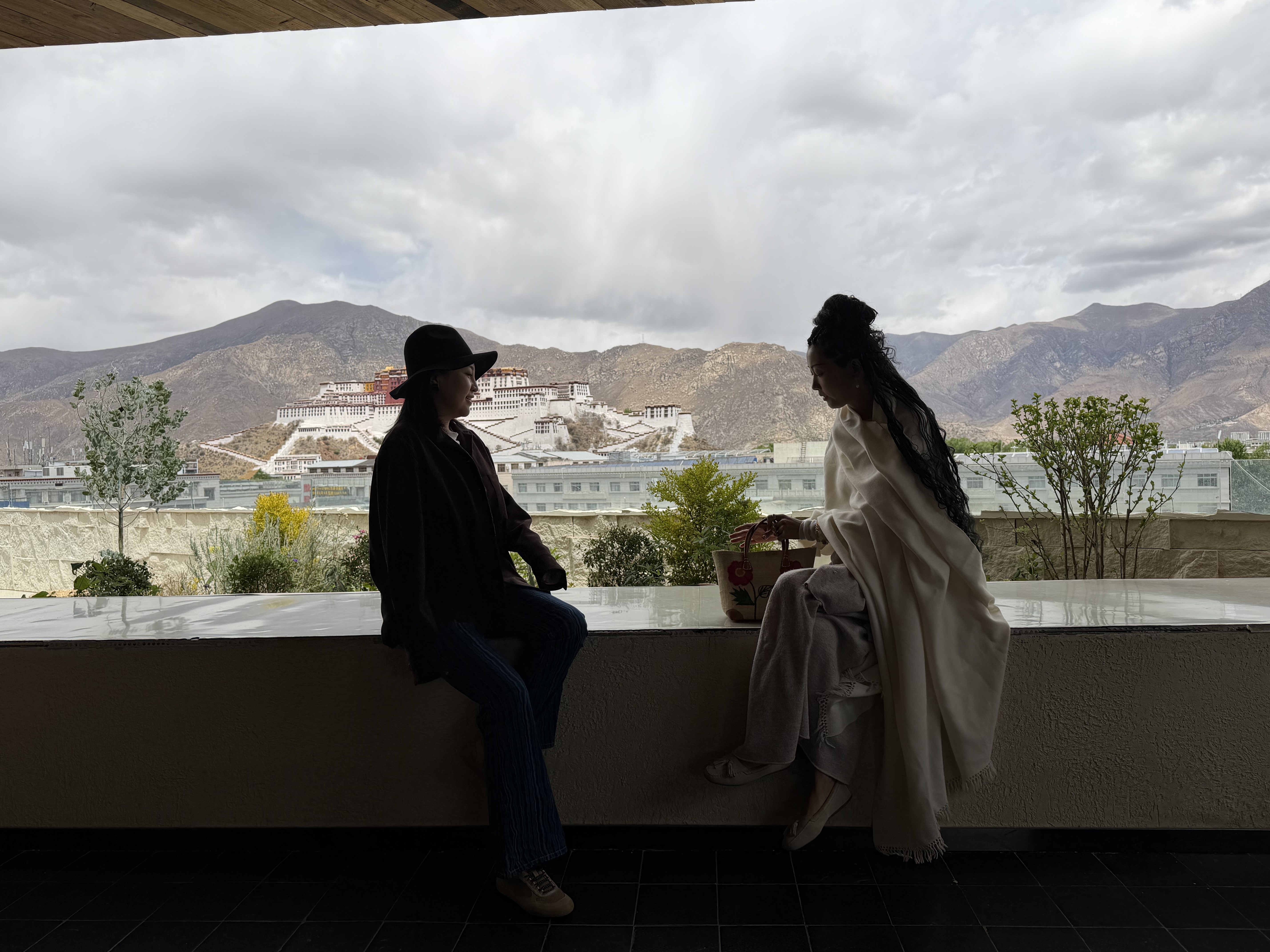 CGTN reporter Ali talking with musician Yunggie Ma in a local contemporary art space in Lhasa City, southwest China's Xizang Autonomous Region. /CGTN