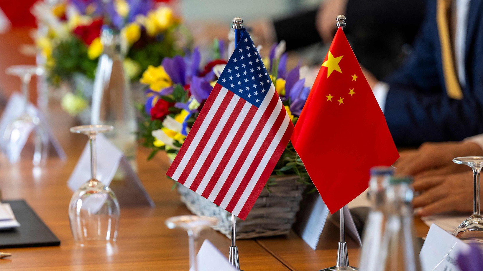 National flags of China (R) and the United States. /VCG