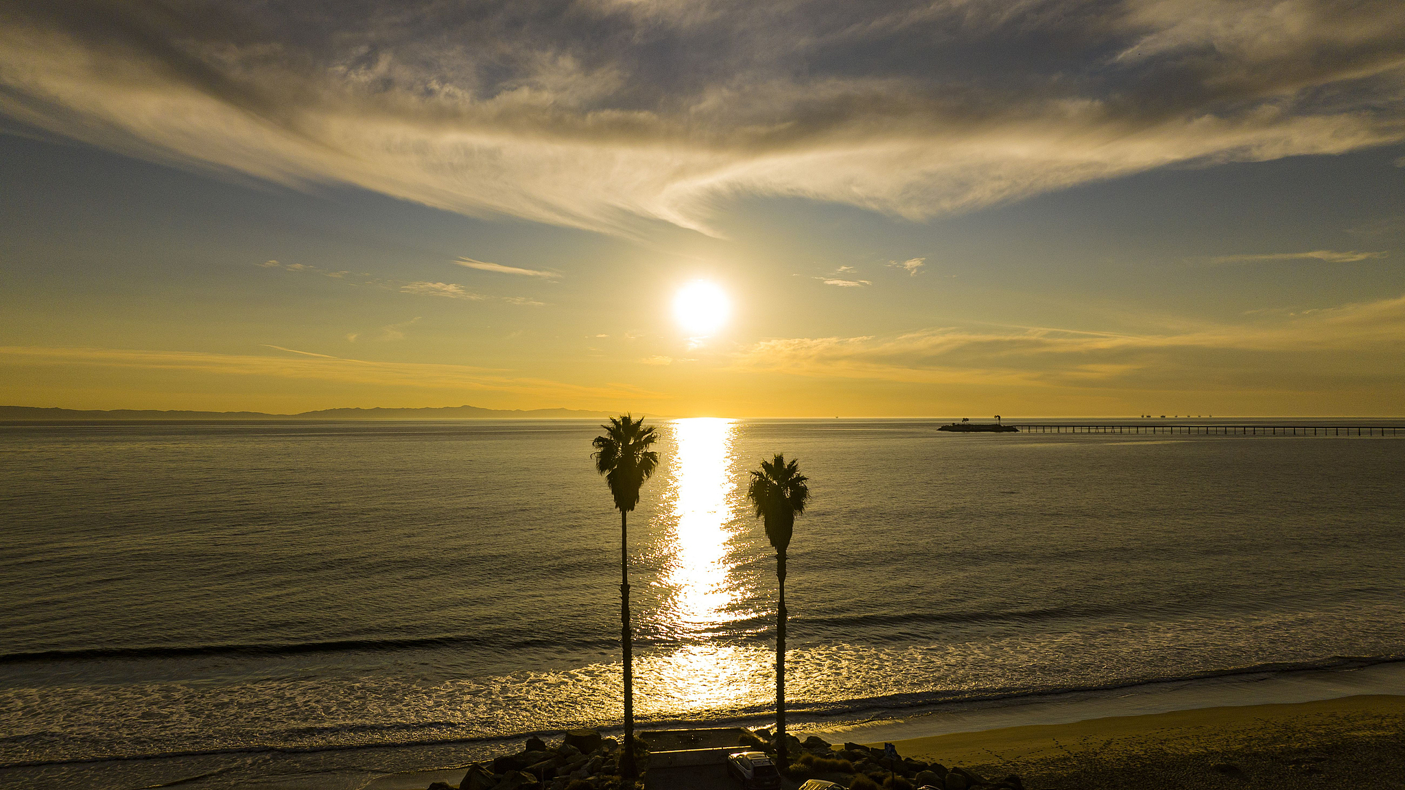 Sunset over a beach at the Pacific Ocean. /VCG