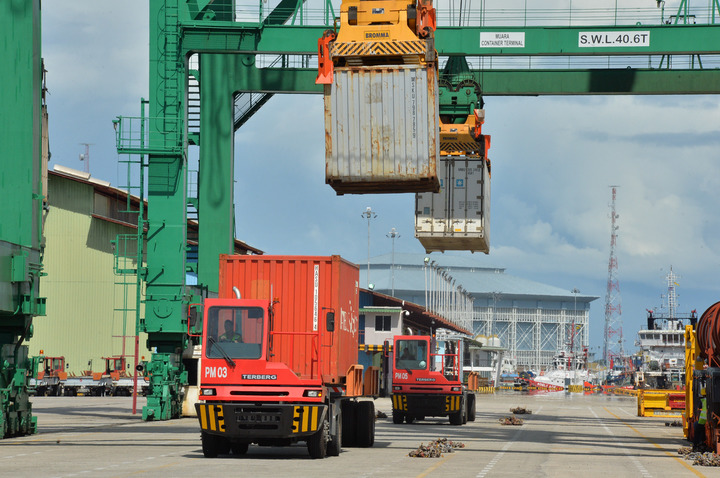 Containers being unloaded at the Muara Port, Bandar Seri Begawan, capital of Brunei, January 1, 2022. /Xinhua
