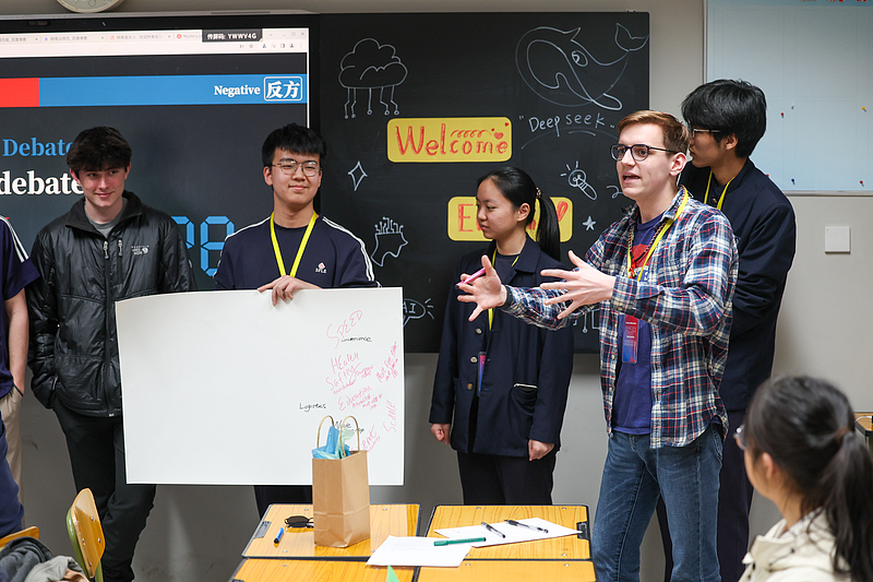 Students from Muscatine High School (USA) and Shijiazhuang Foreign Language School engaged in classroom discussions on cutting-edge technology topics, including artificial intelligence applications, March 18, 2026, in Shijiazhuang, Hebei Province, China. /VCG