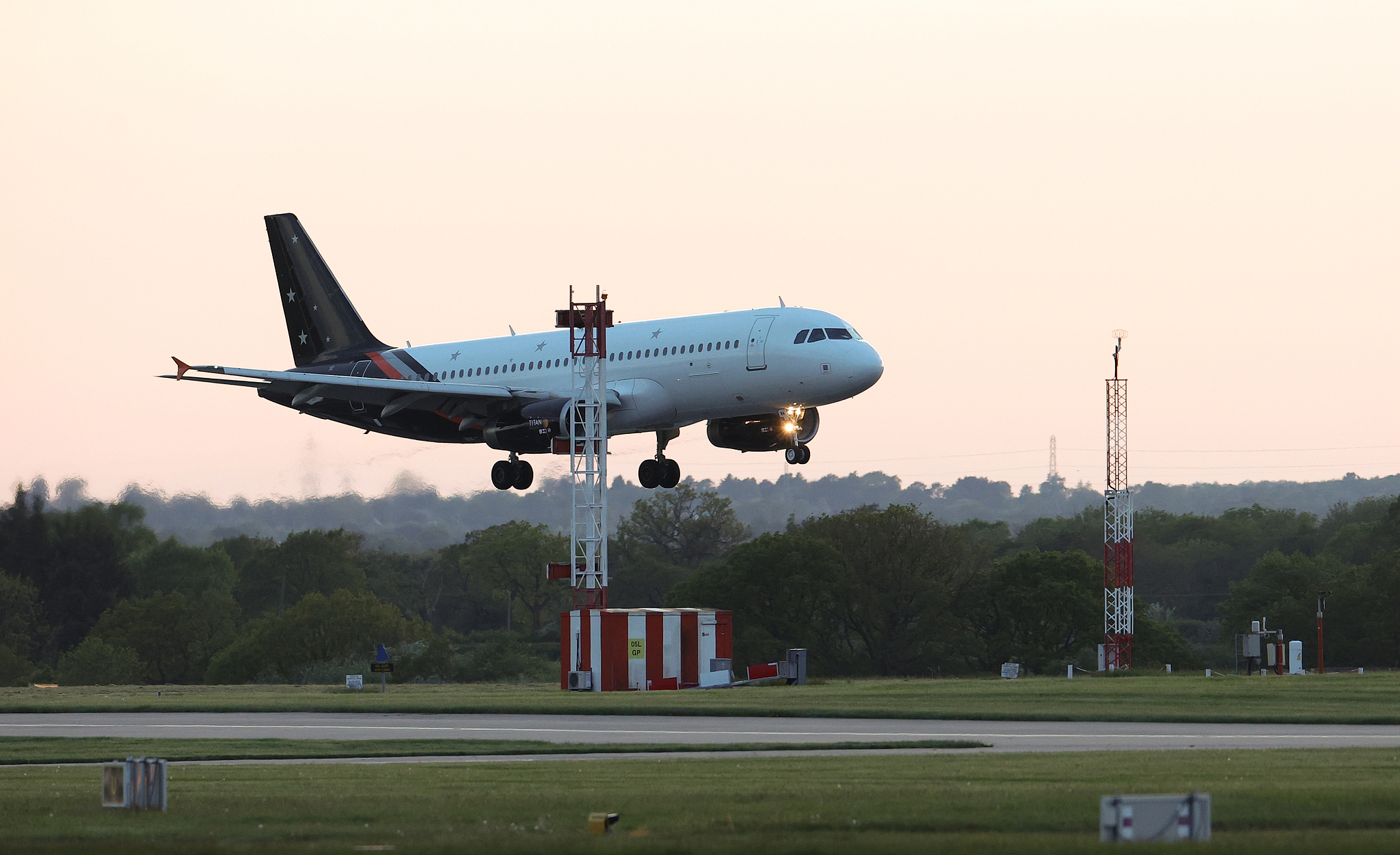 A chartered plane carrying British passengers repatriated from the MV Hondius arrives at Manchester Airport in Manchester, Great Britain, May 10, 2026. /VCG 