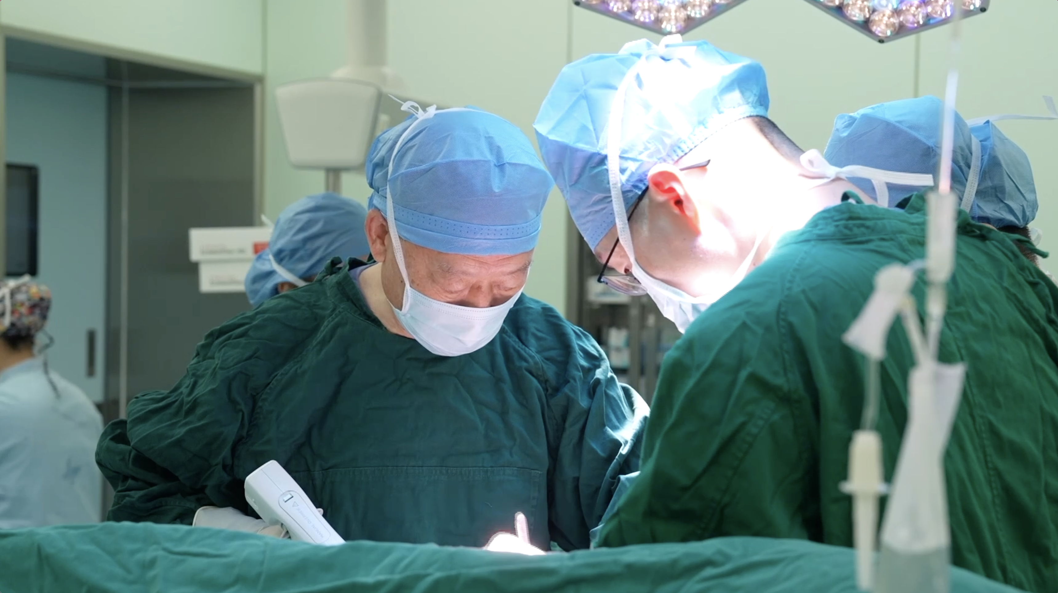 Professor Zhou performs a surgery. /CGTN