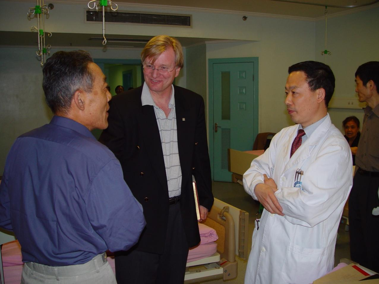 A thoracic surgeon from the University of Toronto Affiliated Hospitals interacts with a patient during a visit to Professor Zhou's clinical center. /Courtesy of Zhou Qinghua