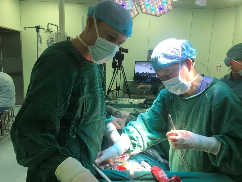 Professor Zhou performs a joint lung cancer surgery at West China Hospital alongside Professor Ralph Schmid, president of the EACTS, during Schmid's visit to the Lung Cancer Center in 2014. /Courtesy of Zhou Qinghua