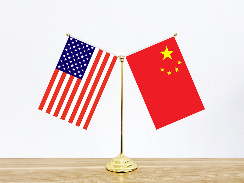 The national flags of China (R) and the United States. /VCG