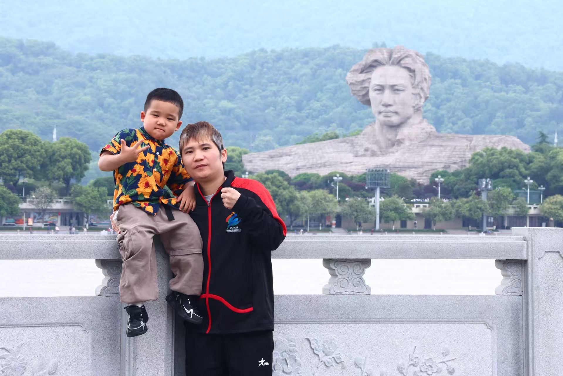 His father Lou Jiajian, also a breakdancer, helps train and mentor Beng Beng. /Luo Jiajian