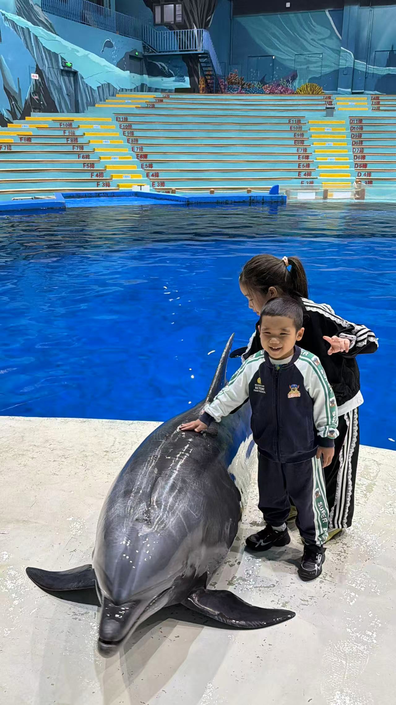 Beng Beng and his older sister Yinyu (9) during a recent family trip to Jingzhou in Hubei Province. /Luo Jiajian