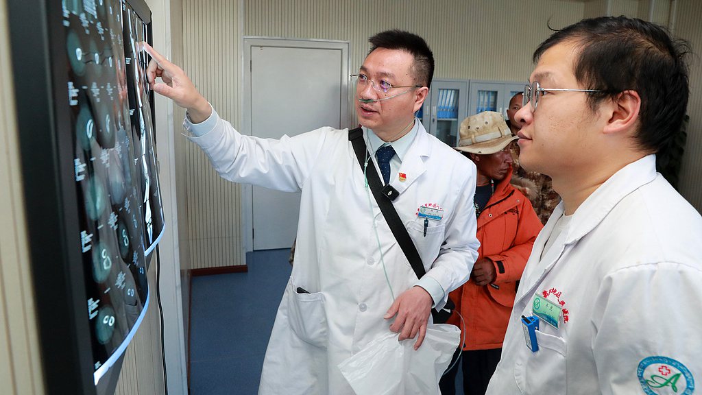 Medical aid doctor Yang Jie (L) works at a local hospital in Ngari Prefecture, southwest China's Xizang Autonomous Region, October 24, 2025. /VCG