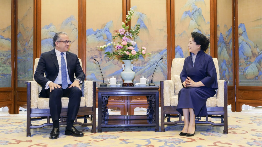 Peng Liyuan meets UNESCO chief in Beijing