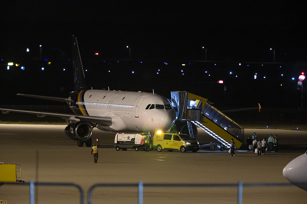 A plane carrying passengers and crew members from the hantavirus-affected MV Hondius cruise ship landed at Eindhoven Airport, Eindhoven, Netherlands, May 11, 2026. /VCG