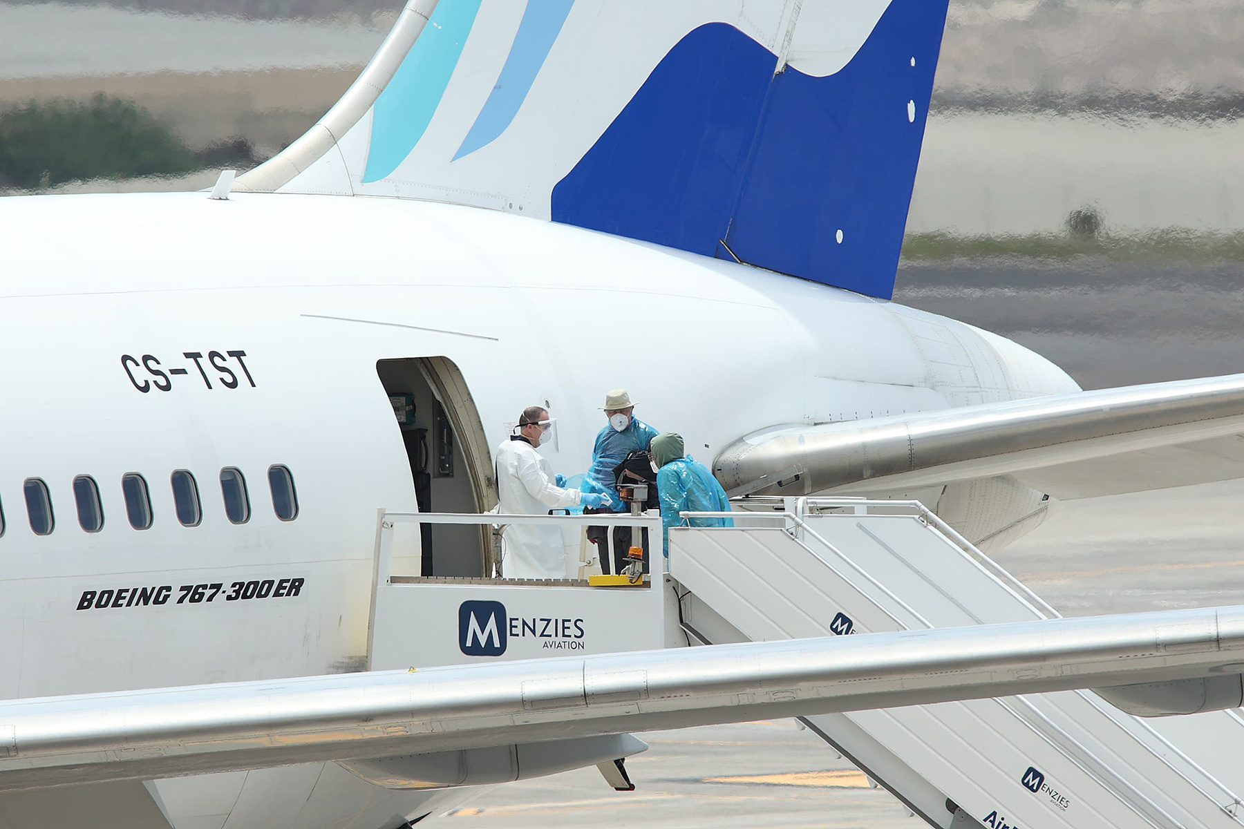 Canadian nationals evacuated from the MV Hondius board a plane at Tenerife airport in Tenerife, Canary Islands, Spain, May 10, 2026. /VCG