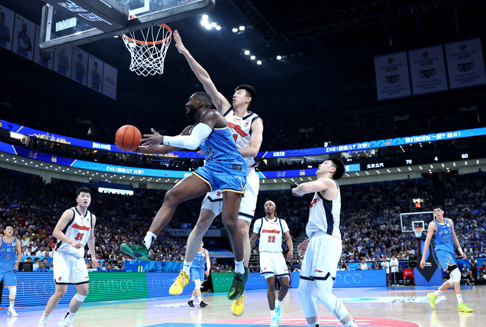 Eugene German (C) of the Beijing Ducks drives to the basket against the Guangdong Southern Tigers in Game 3 of a best-of-three quarterfinal series in the CBA Playoffs in Beijing, May 12, 2026. /Xinhua
