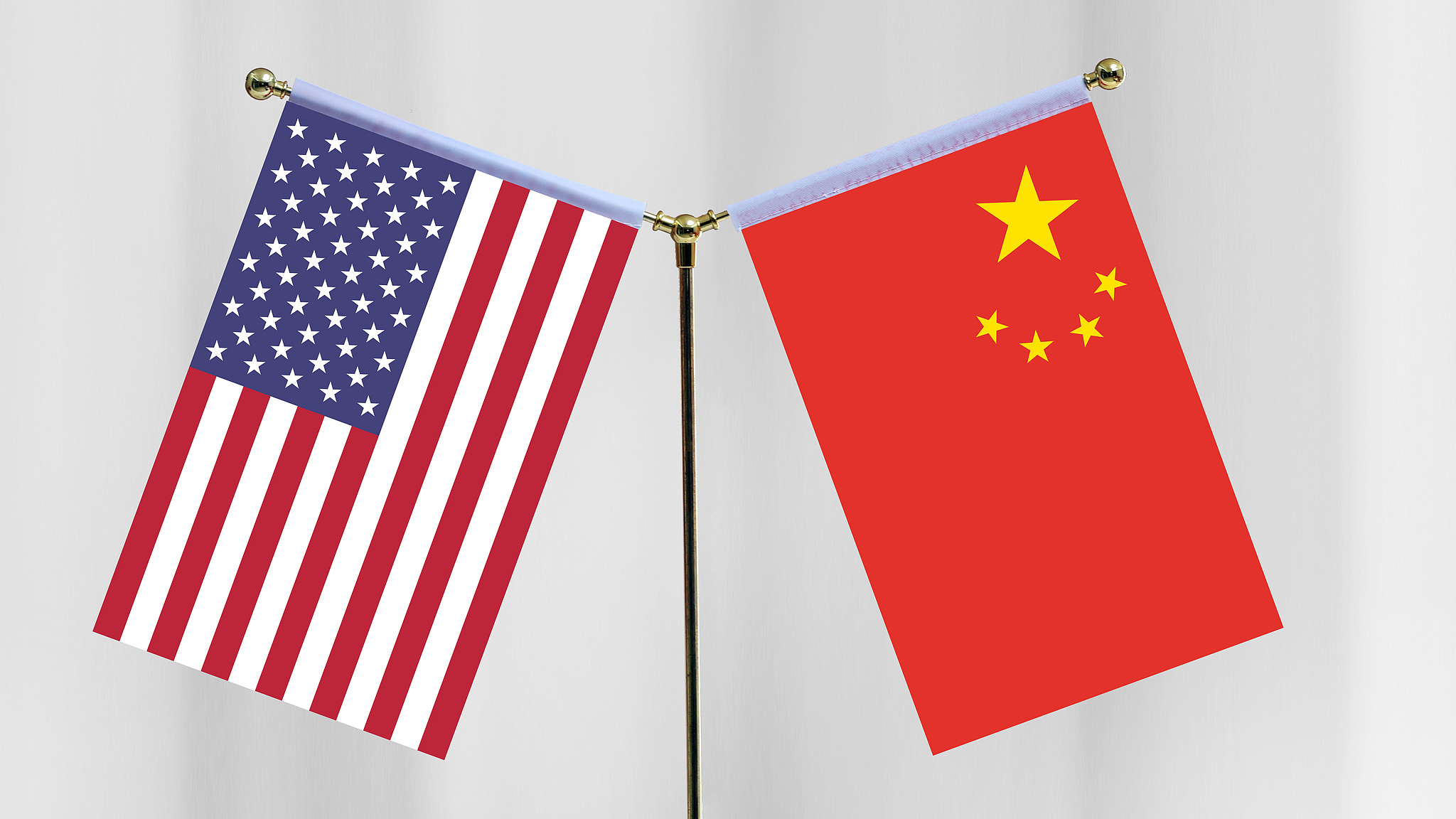 The national flags of China and the United States. /VCG